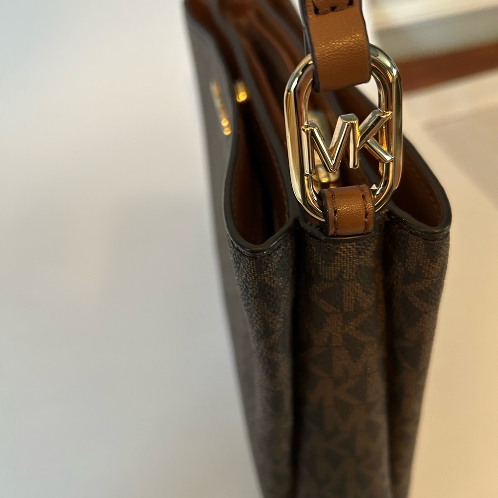 SOLD !!!!Michael Kors Trisha Medium Triple Compartment Crossbody Bag - Picture 5 of 14